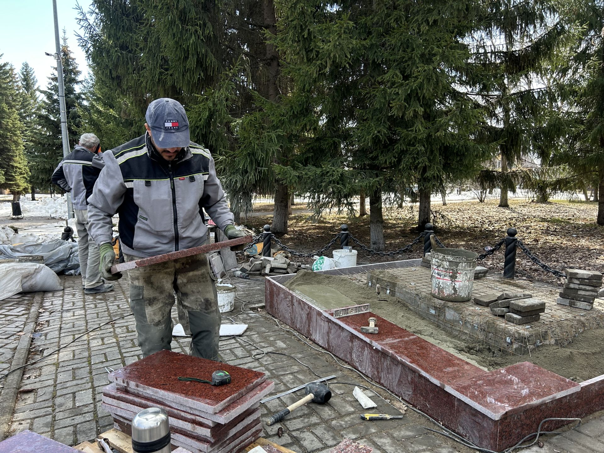 В Лаишево началось обновление памятника труженикам тыла