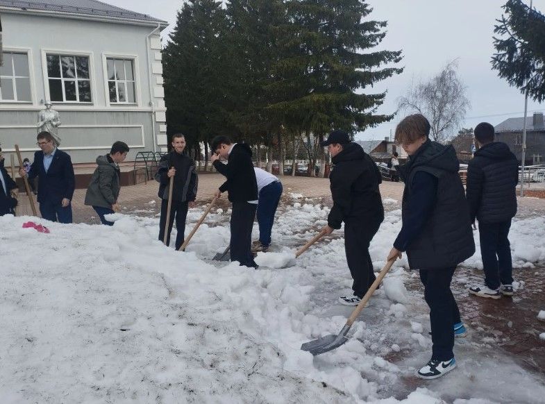 В Лаишево чистота начинается не с трибуны, а с метлы в руках