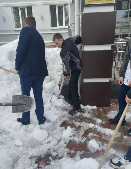 В Лаишево чистота начинается не с трибуны, а с метлы в руках