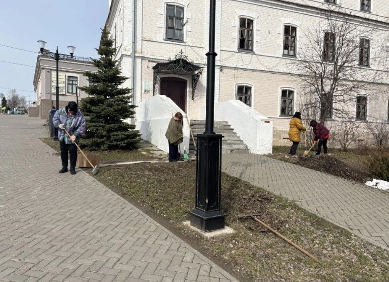 В Лаишево чистота начинается не с трибуны, а с метлы в руках
