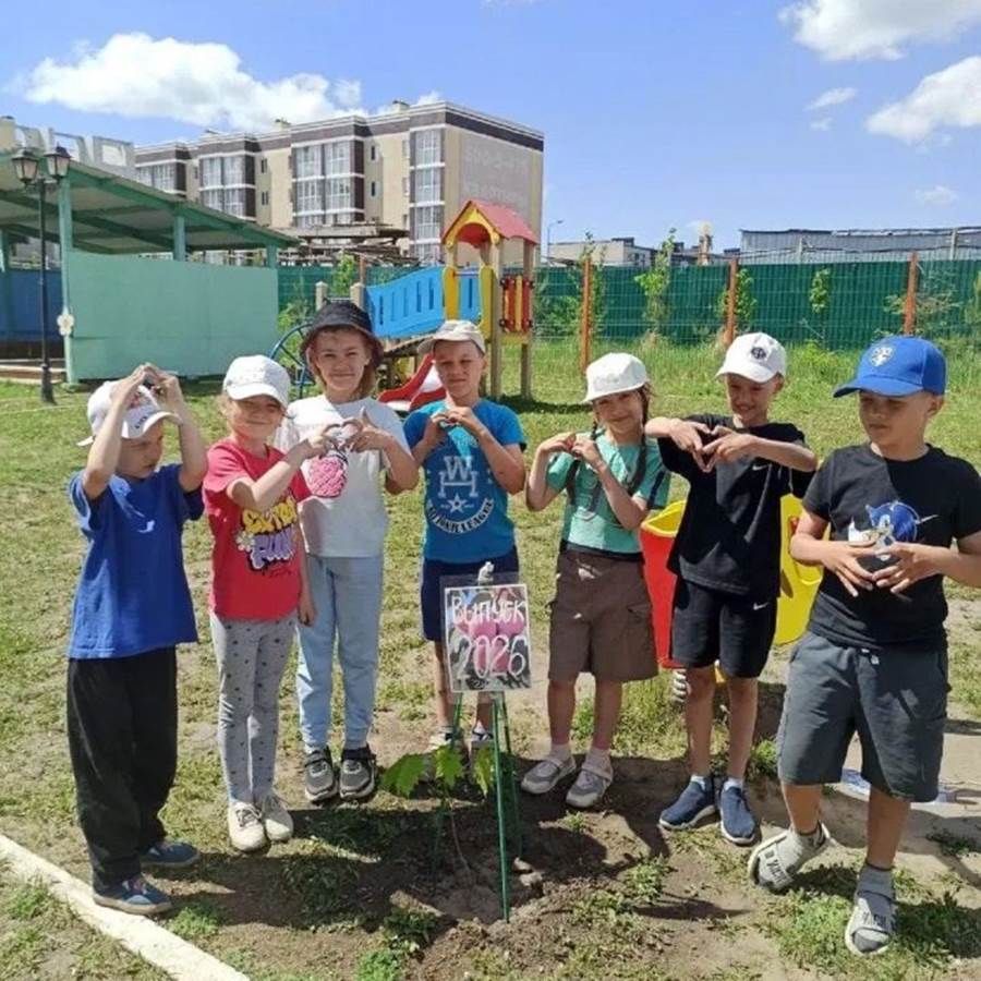 Агачлар утырту  чыгарылыш балалары өчен традициягә әверелде