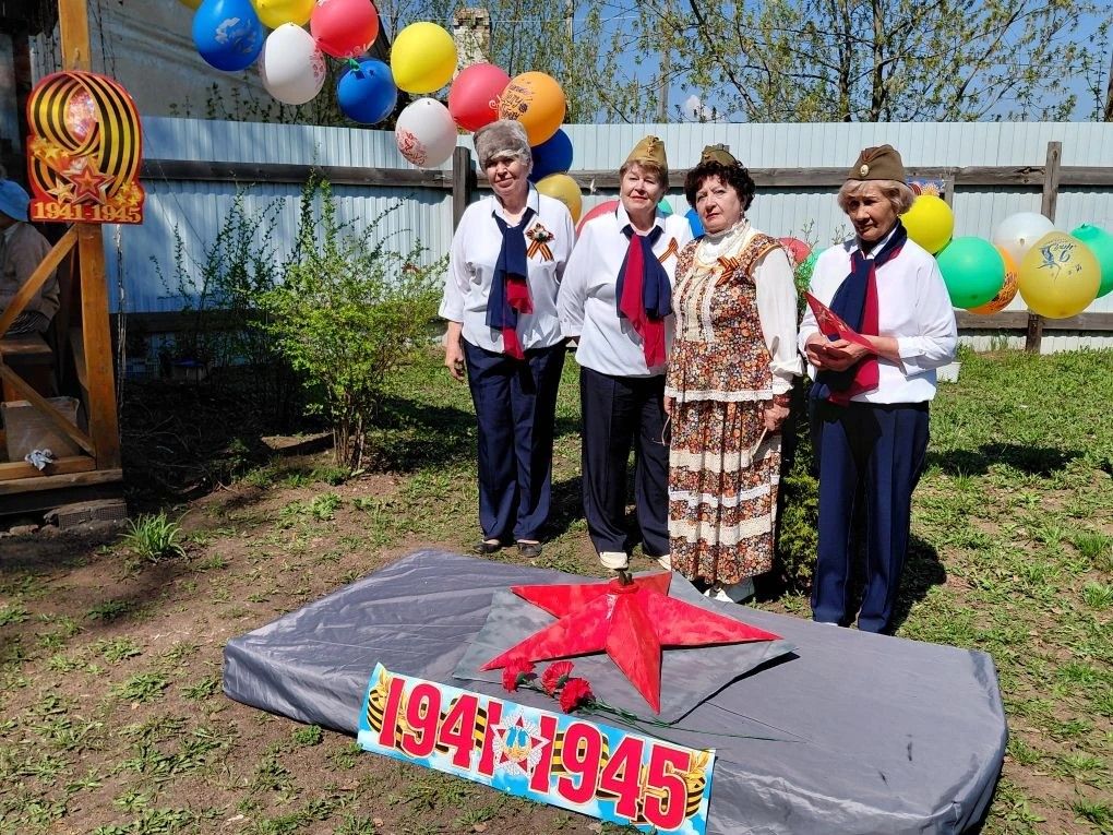 Члены клуба «Вдохновение» поздравили жителей пансионата с Днём Победы