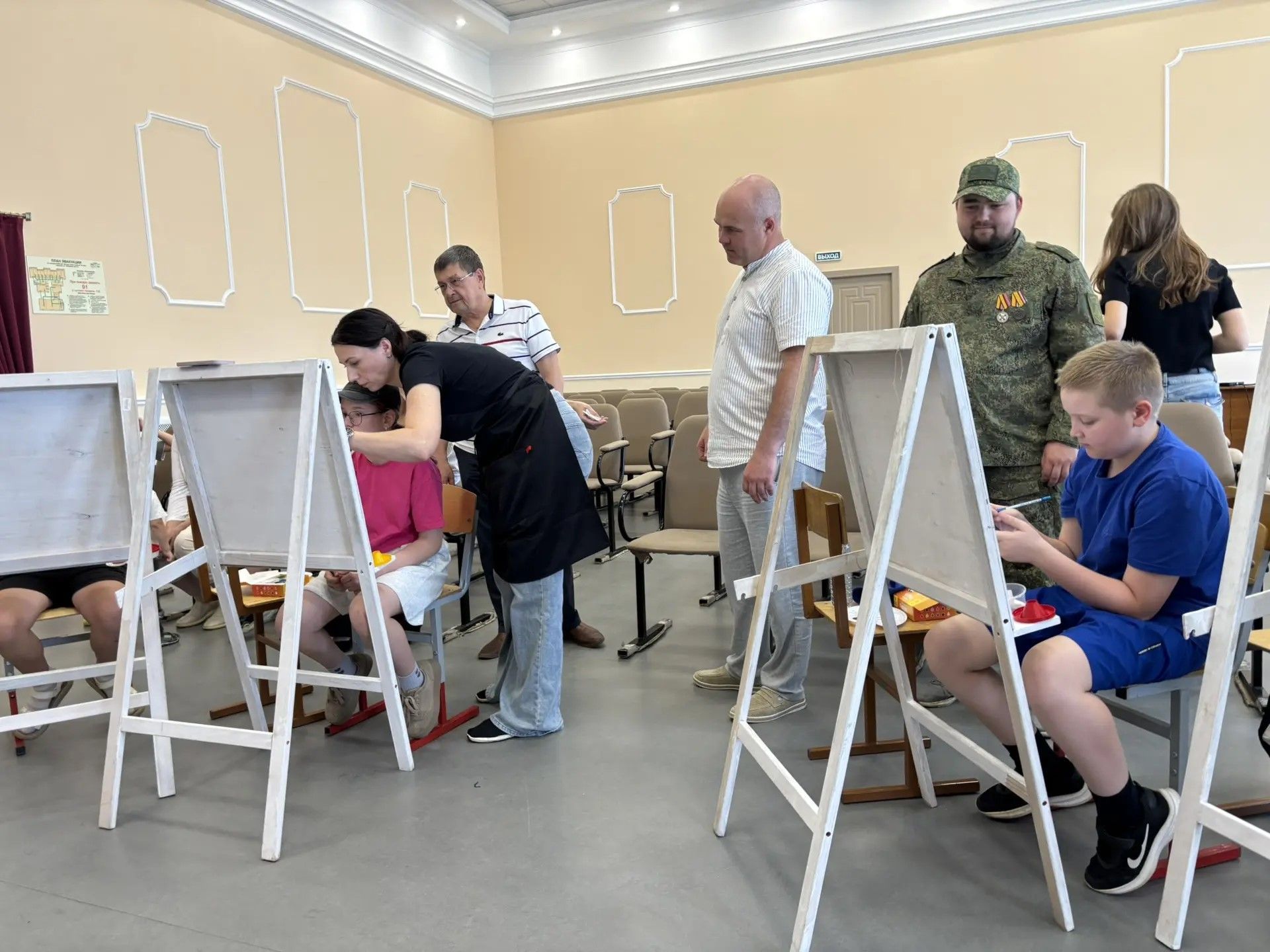 «Минем әтием — Герой»: Лаешта МХОда катнашучыларның балалары әтиләренең портретларын ясый