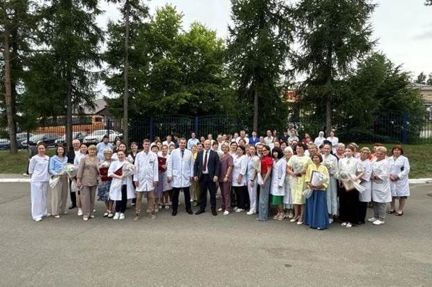 Хезмәт өчен рәхмәт һәм киләчәккә планнар: ҮРХдә медицина хезмәткәрләрен бүләкләделәр һәм стационарны ремонтлау турында игълан иттеләр