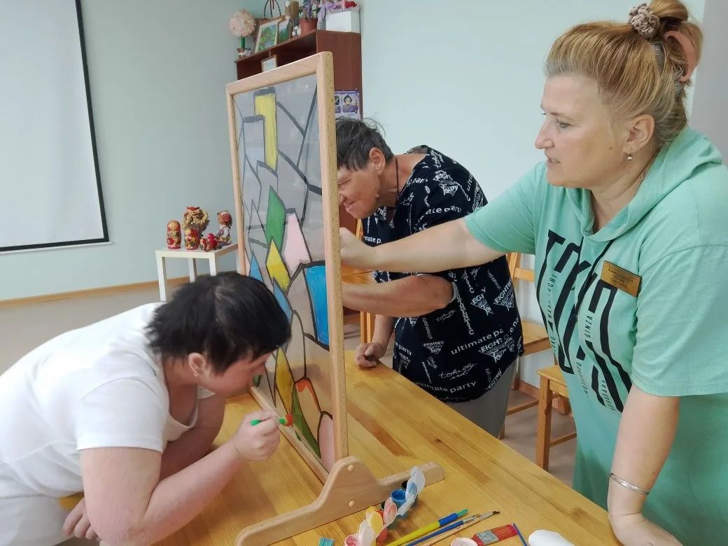 Лаишевские получатели социальных услуг учились рисовать на прозрачном мольберте