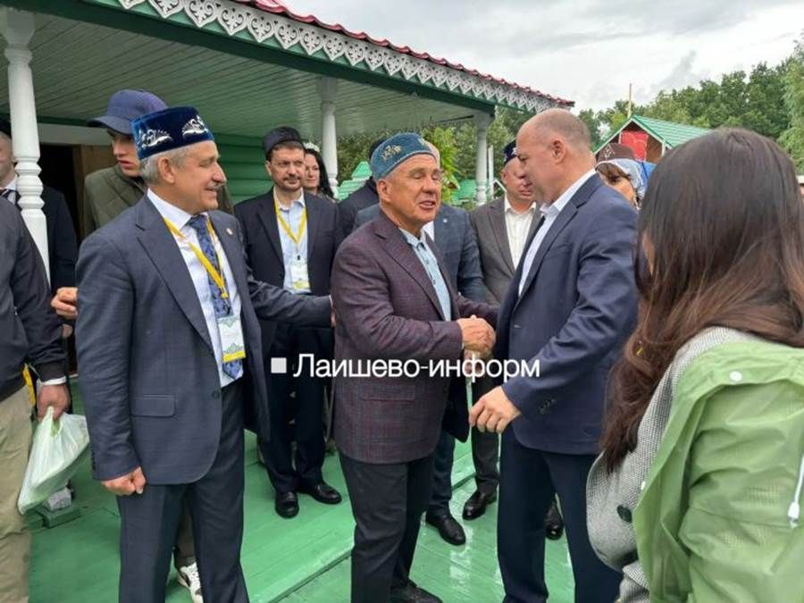 Лаеш районы башлыгы Илдус Зарипов Мирный поселогындагы Сабантуйда кунакларны каршы ала