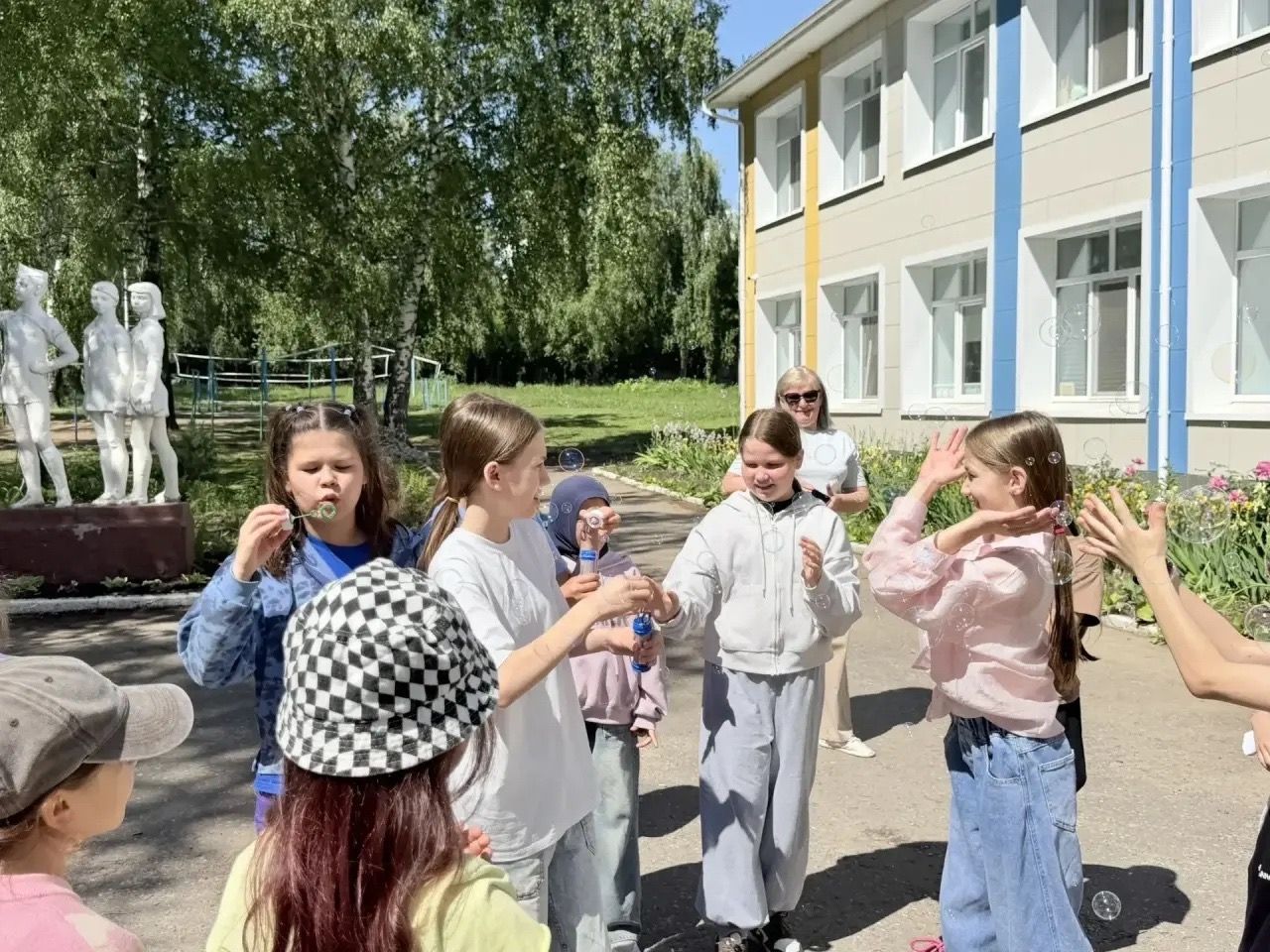 Пришкольный лагерь Песчано-Ковалинской школы: незабываемый первый праздник лета