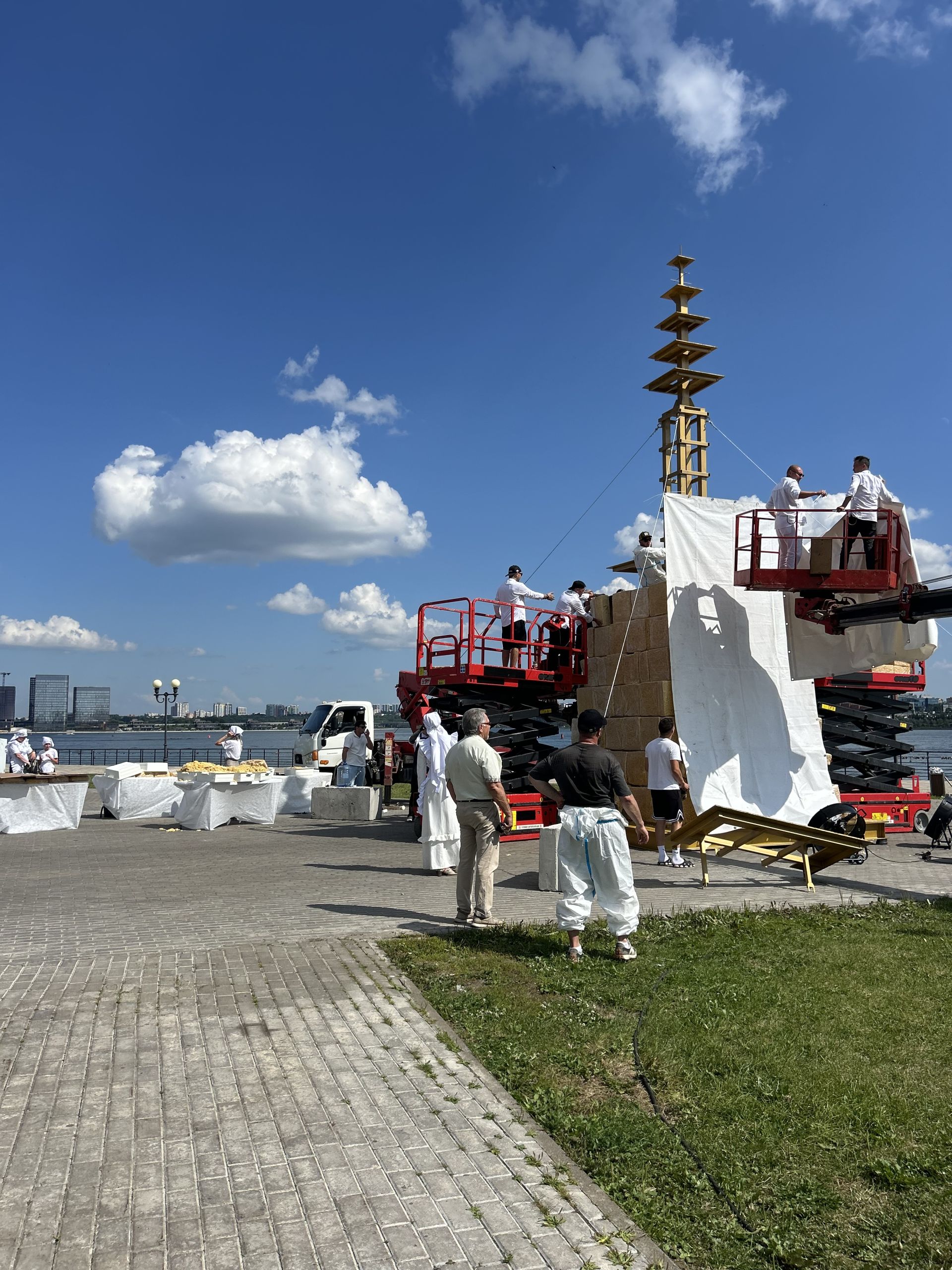 Башня из чак-чака собрана «всем миром»