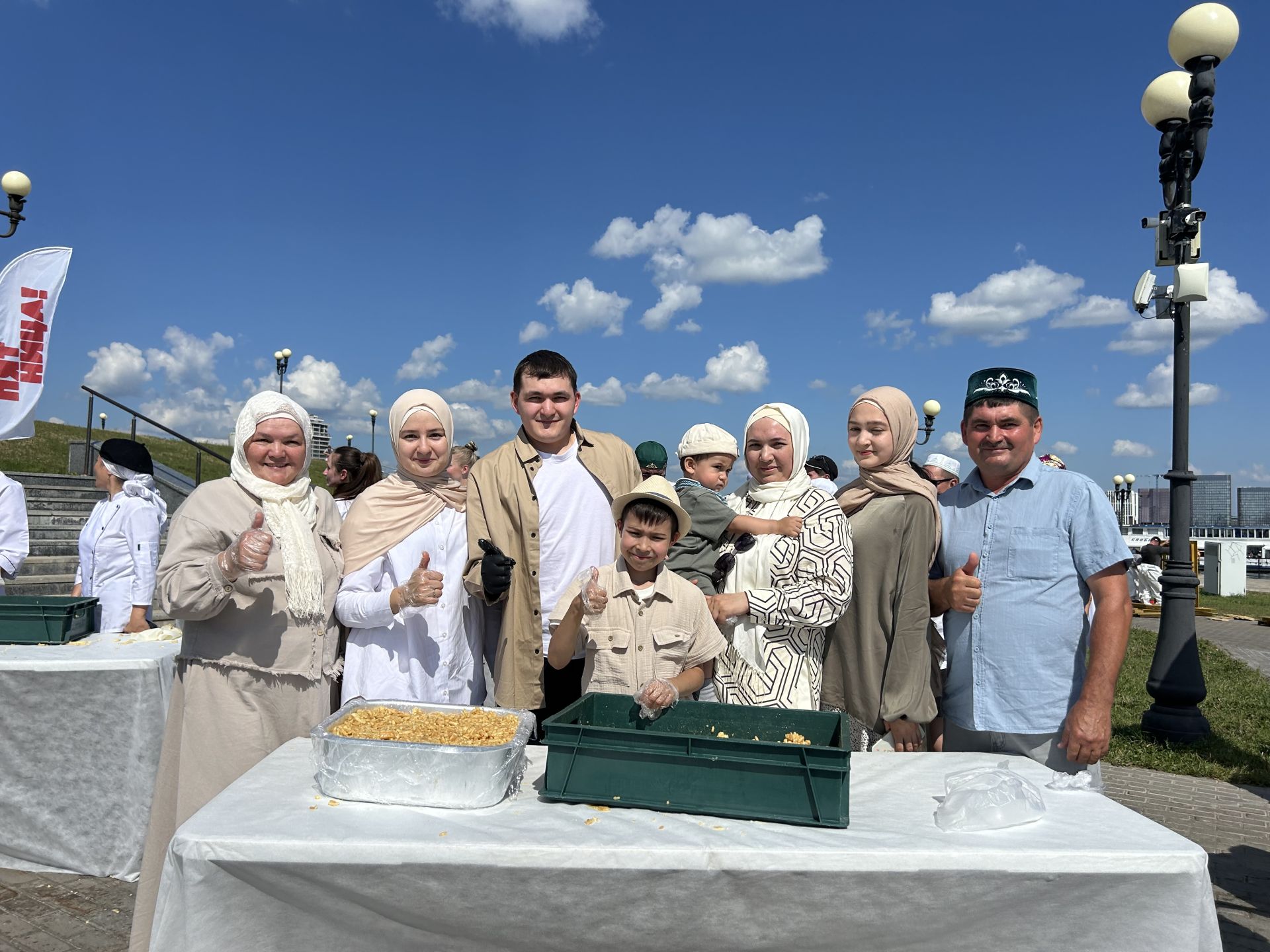 Башня из чак-чака собрана «всем миром»