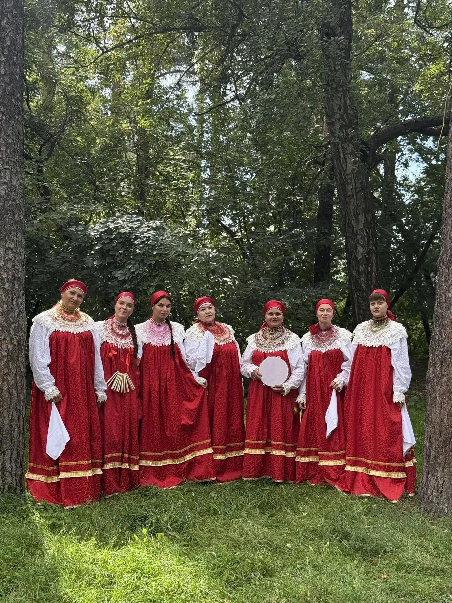 На празднике Яблочный Спас выступил ансамбль «Каравон»