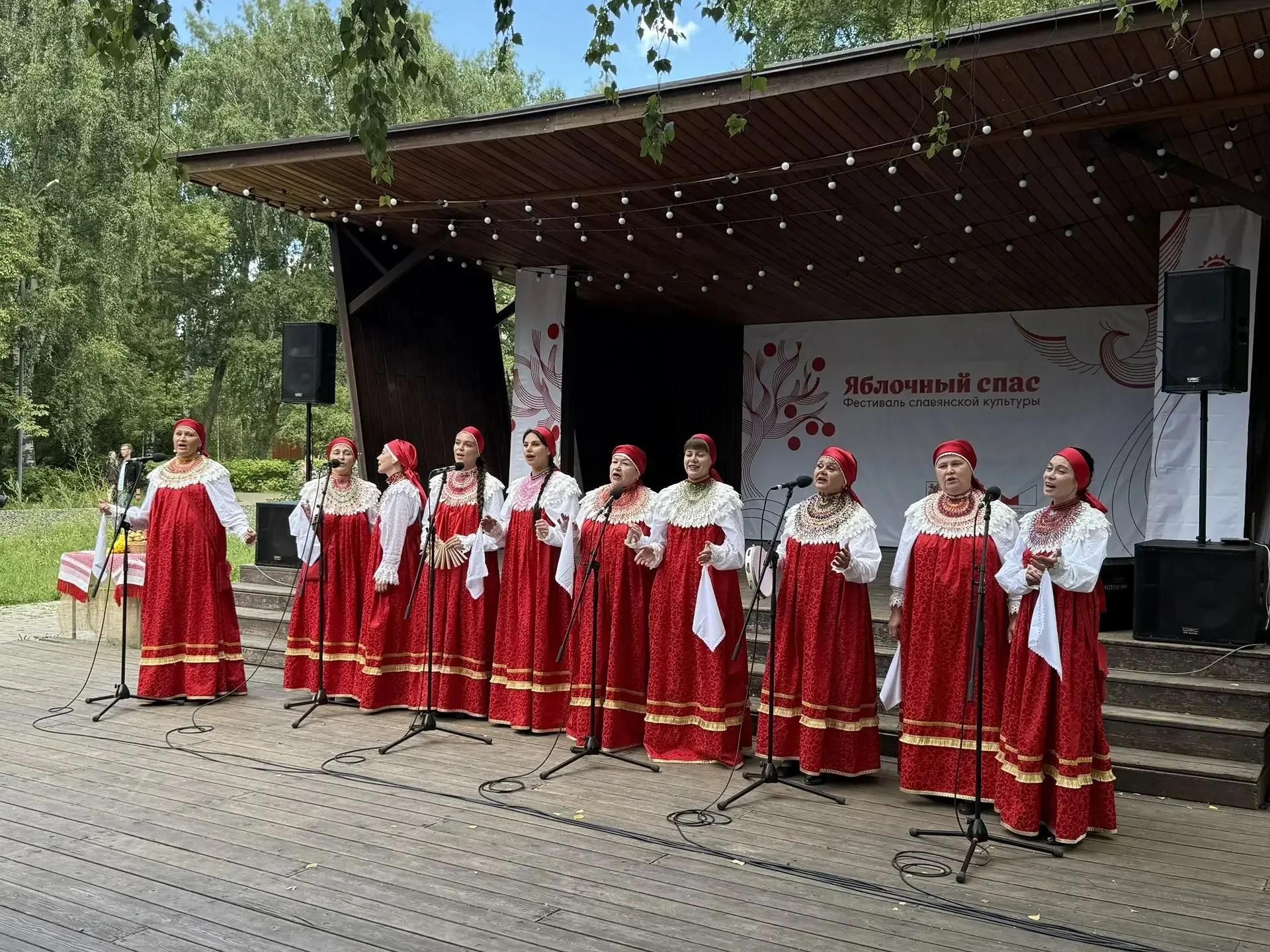 На празднике Яблочный Спас выступил ансамбль «Каравон»