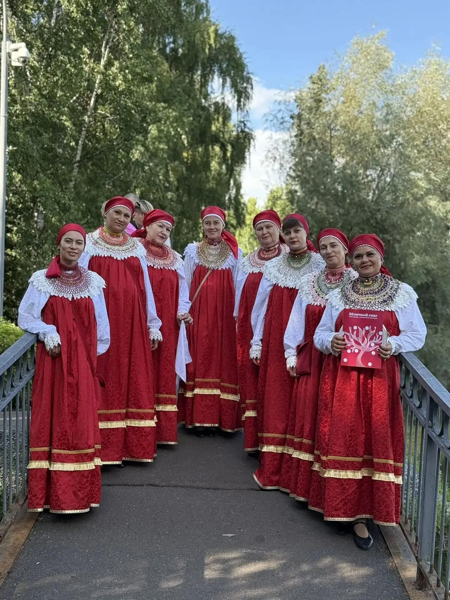 На празднике Яблочный Спас выступил ансамбль «Каравон»