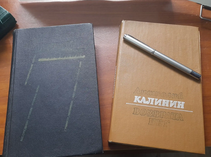 Новую выставку в Лаишевской библиотеке посвятили юбилею Анатолия Калинина