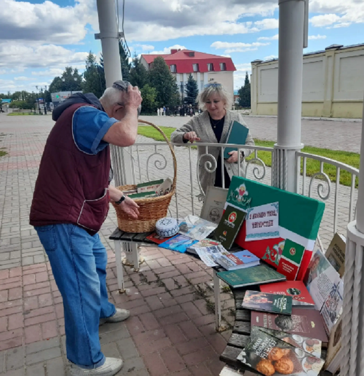 На книжном развале в Лаишеве можно было узнать об истории Дня Республики Татарстан