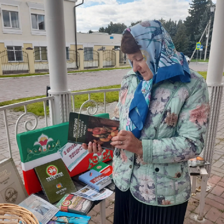 На книжном развале в Лаишеве можно было узнать об истории Дня Республики Татарстан