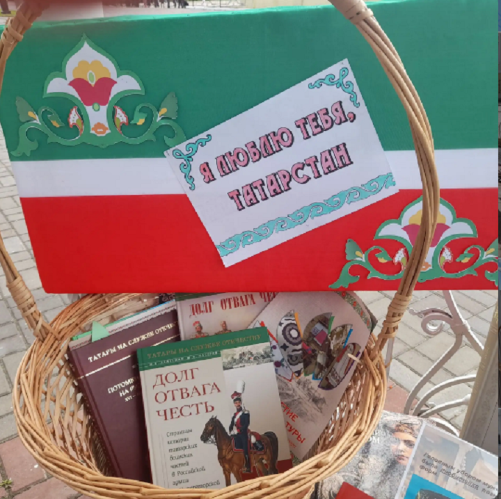 На книжном развале в Лаишеве можно было узнать об истории Дня Республики Татарстан