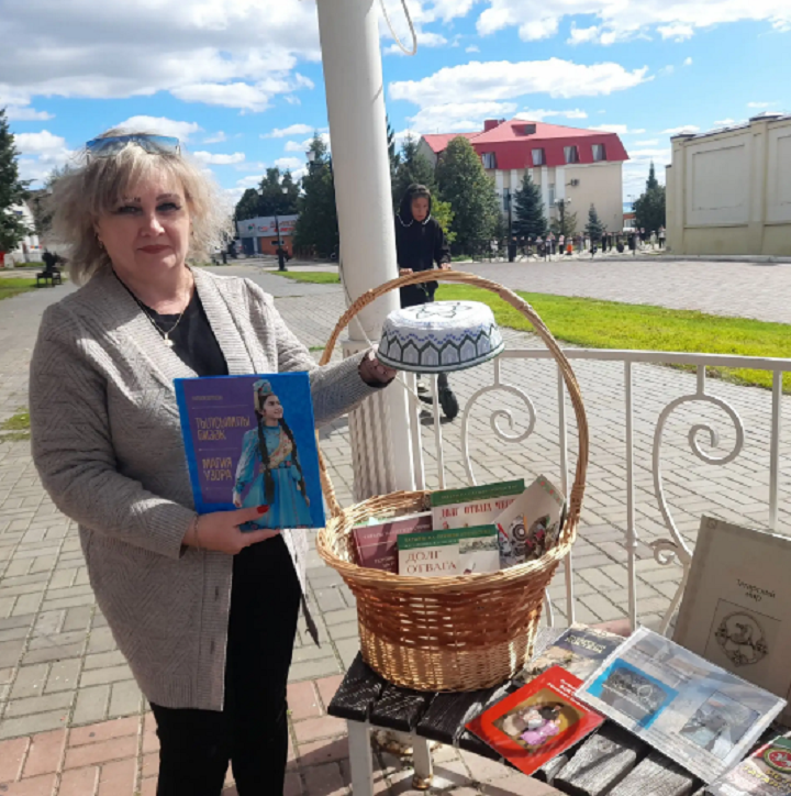 На книжном развале в Лаишеве можно было узнать об истории Дня Республики Татарстан