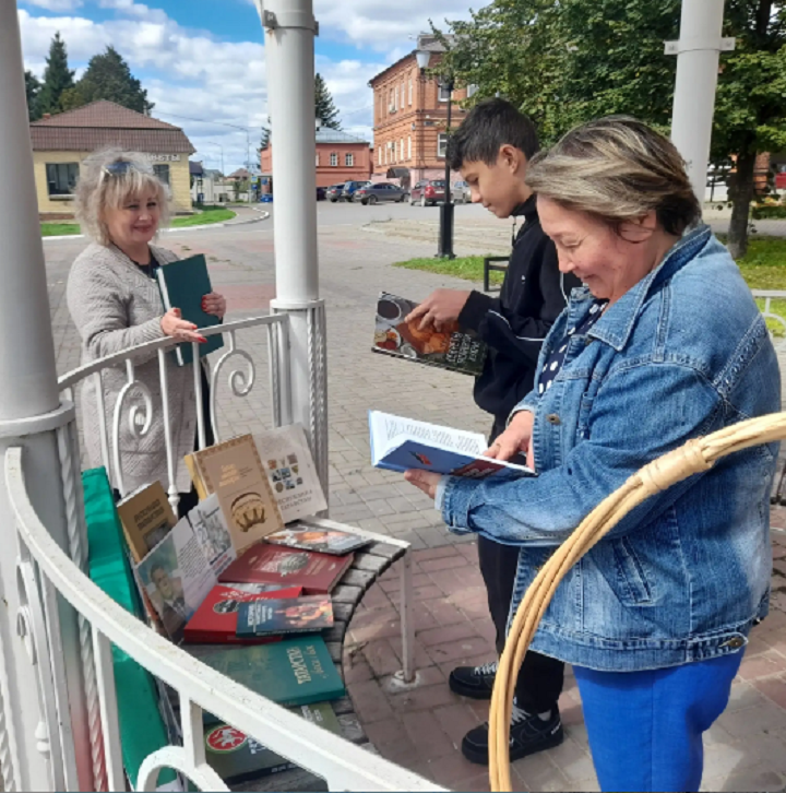 На книжном развале в Лаишеве можно было узнать об истории Дня Республики Татарстан