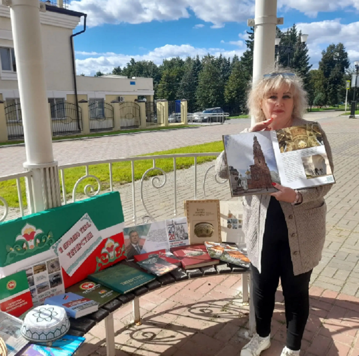 На книжном развале в Лаишеве можно было узнать об истории Дня Республики Татарстан