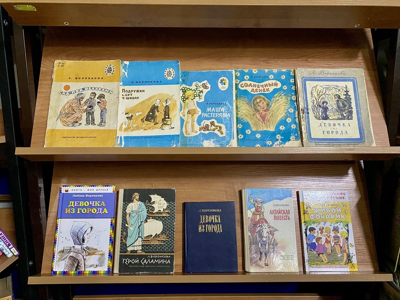 Книжная выставка «Истории из детства» посвящена юбилею писательницы Любови Воронковой
