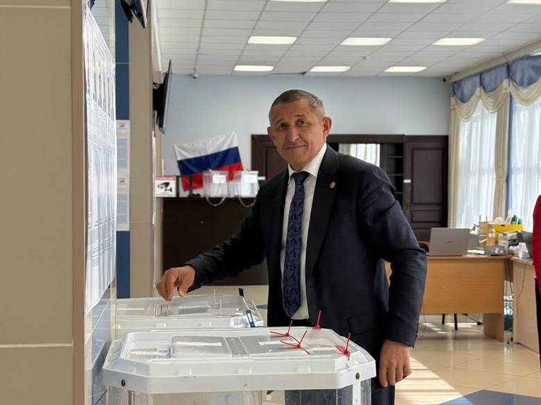 Лаеш районы башлыгы Илдус Зарипов Дәүләт Думасы депутатларын сайлауда үз тавышын бирде