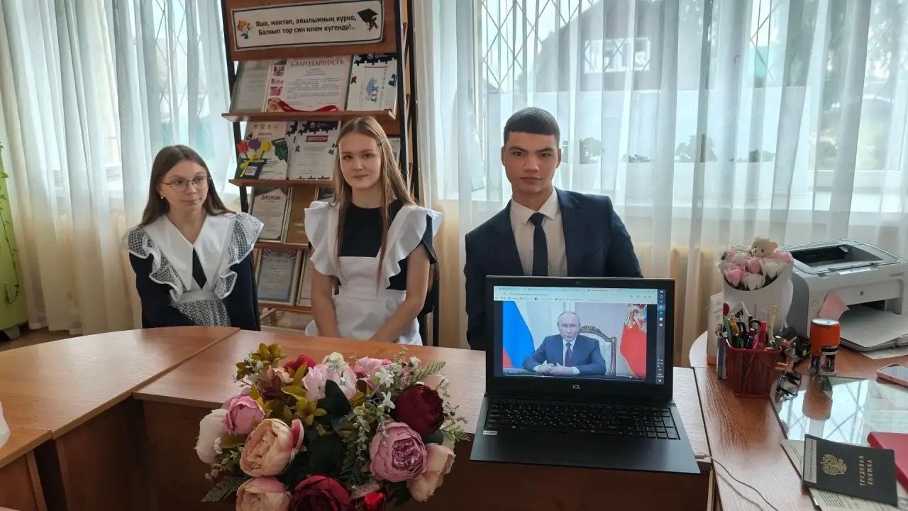 Новый учебный год в Именьковской школе начался традиционным разговором о важном