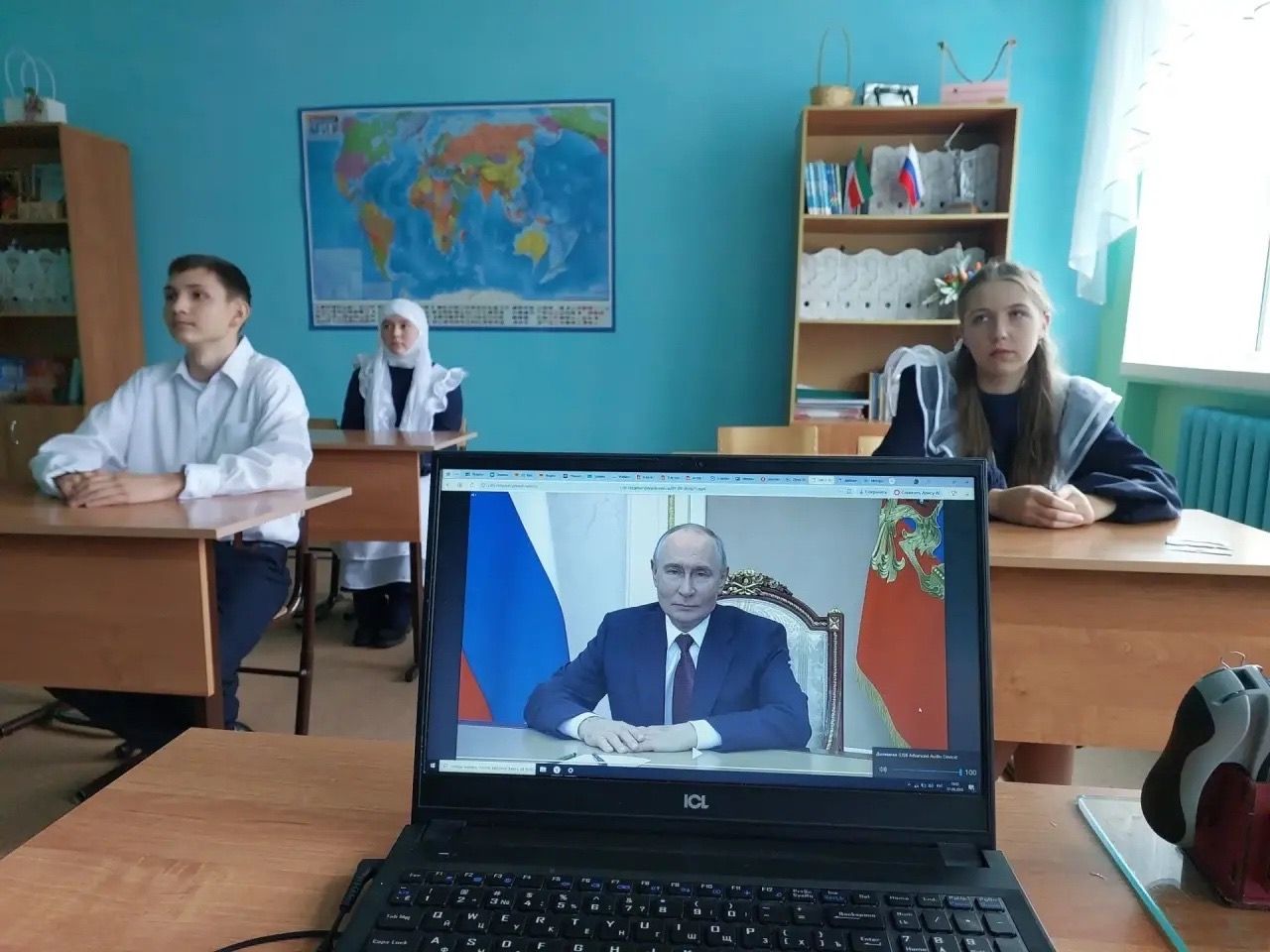 Новый учебный год в Именьковской школе начался традиционным разговором о важном