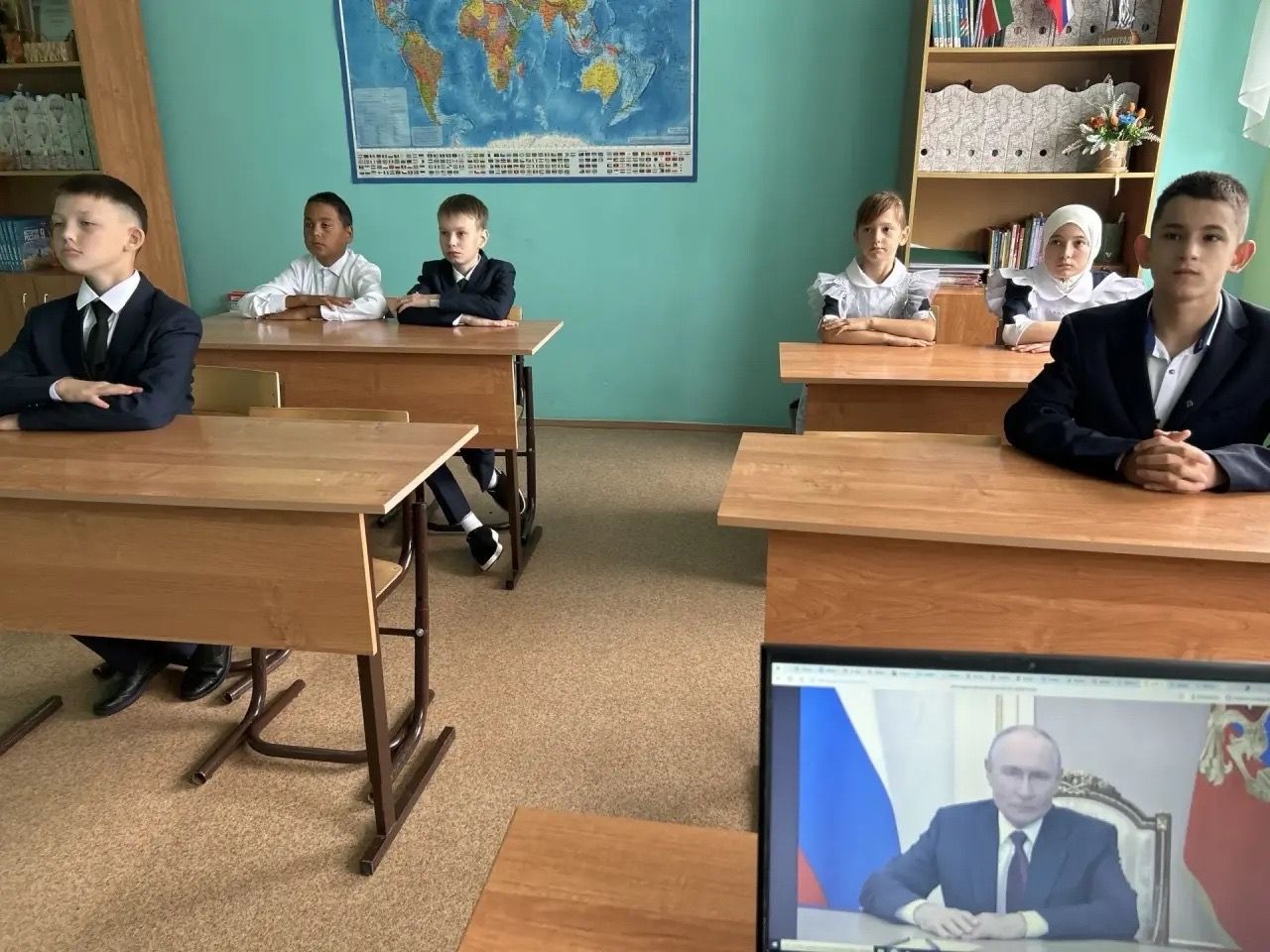 Новый учебный год в Именьковской школе начался традиционным разговором о важном
