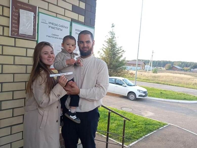 Лаеш районында яшь гаилә сайлау участогына уллары белән килде