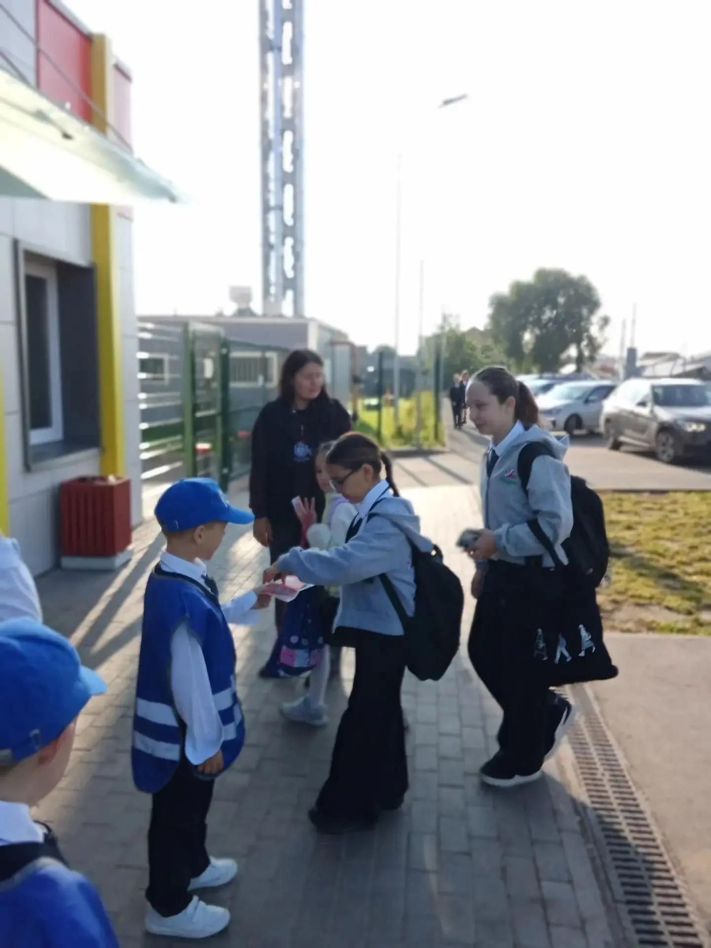 Юные инспекторы  движения лицея им. Державина напомнили о правилах езды на самокатах