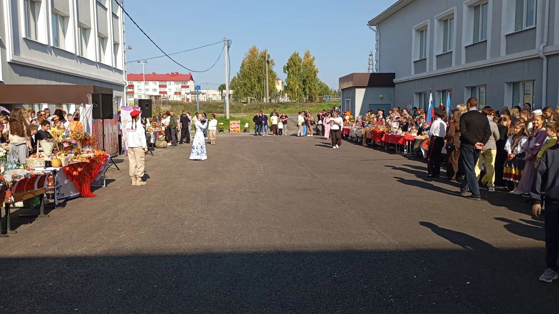 Осенняя ярмарка в Лаишевской школе №2 превратилась в праздник единства и культуры