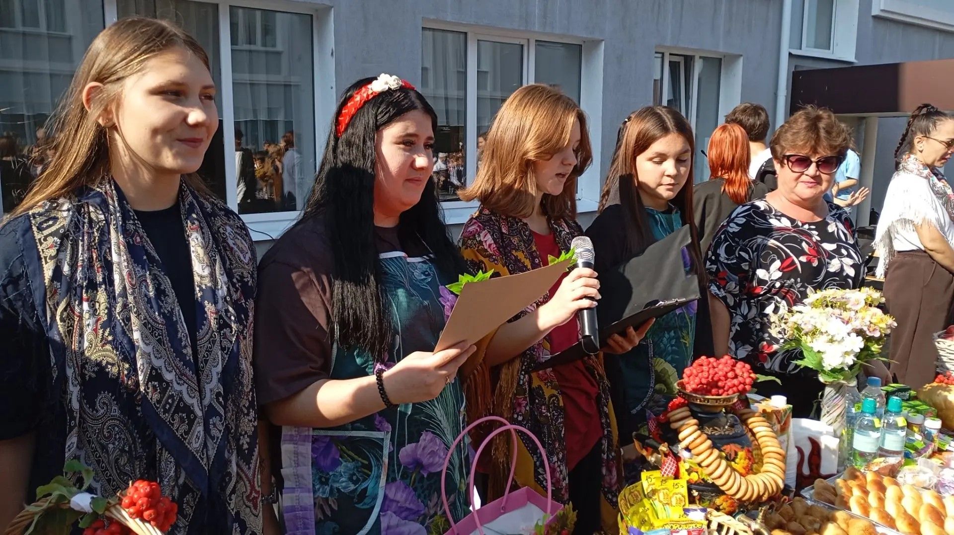 Осенняя ярмарка в Лаишевской школе №2 превратилась в праздник единства и культуры