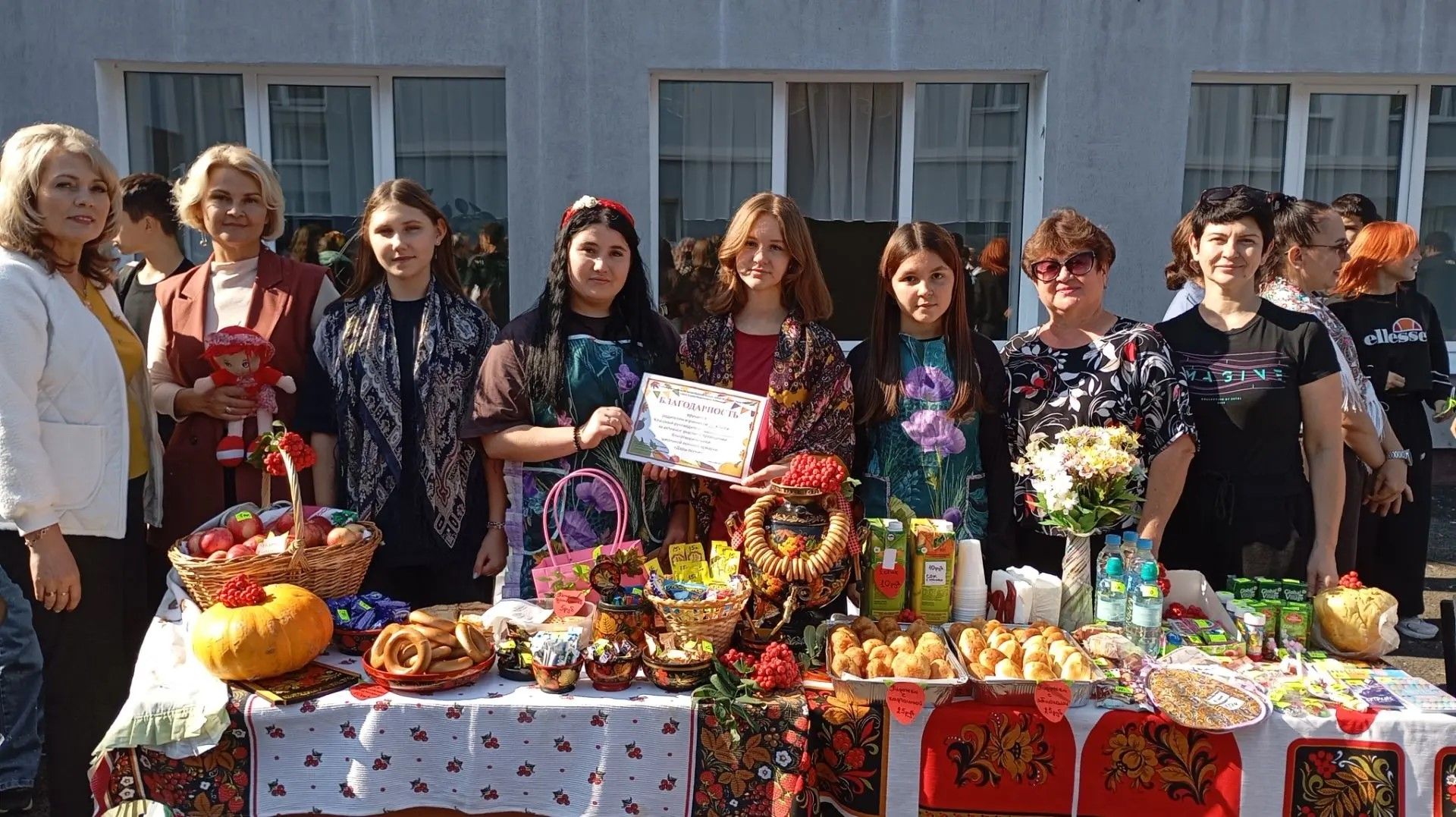 Осенняя ярмарка в Лаишевской школе №2 превратилась в праздник единства и культуры