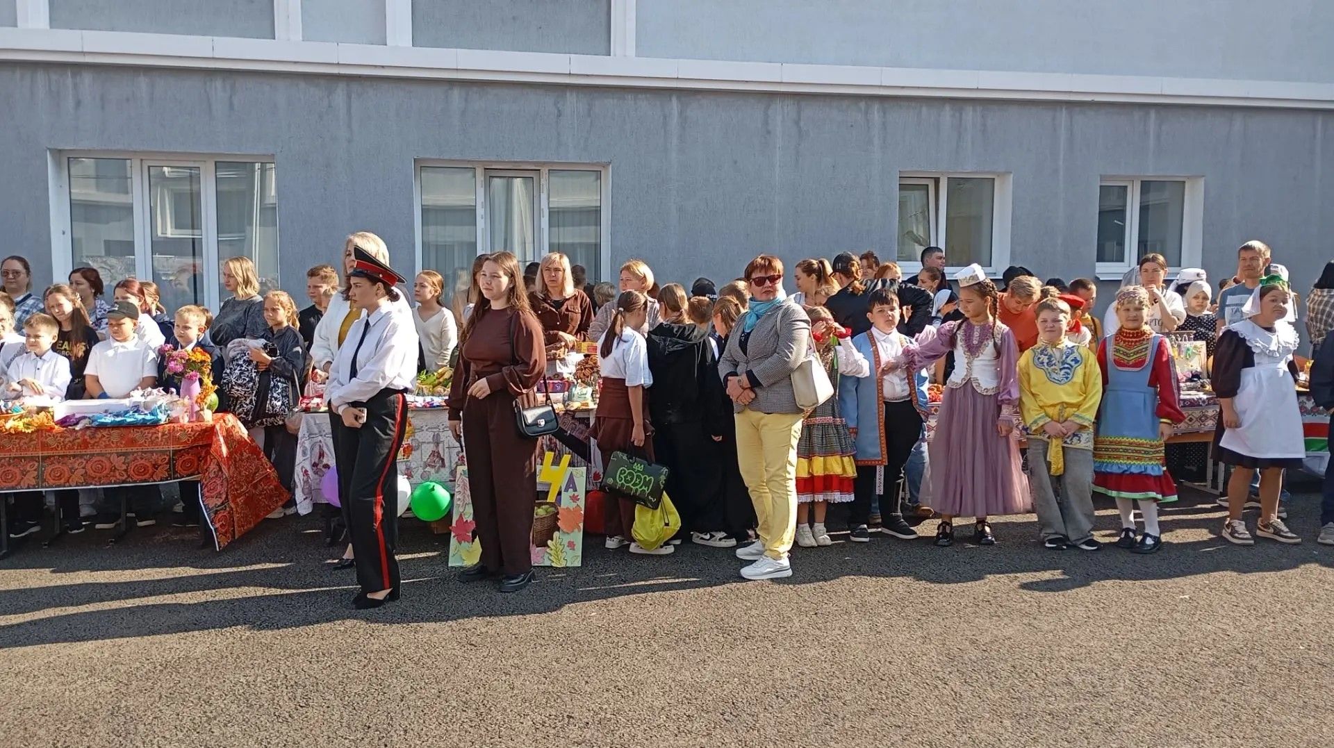 Осенняя ярмарка в Лаишевской школе №2 превратилась в праздник единства и культуры