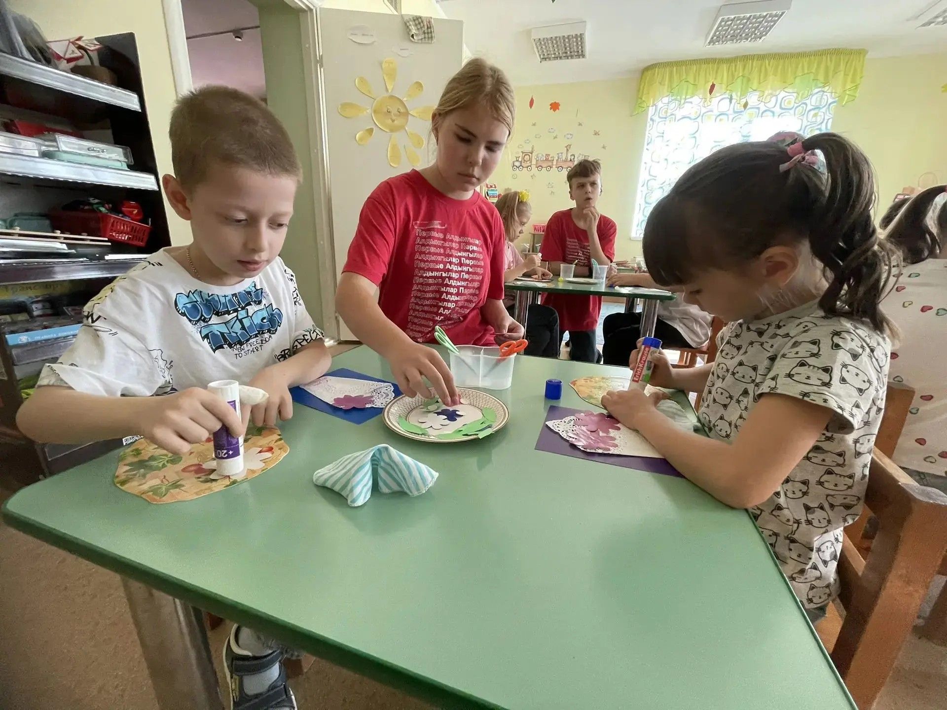 Лаишевские школьники поздравили сотрудников детского сада