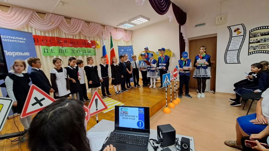 Посвящение в пешеходы Первоклассники Пелевской школы сдали экзамен на знание ПДД
