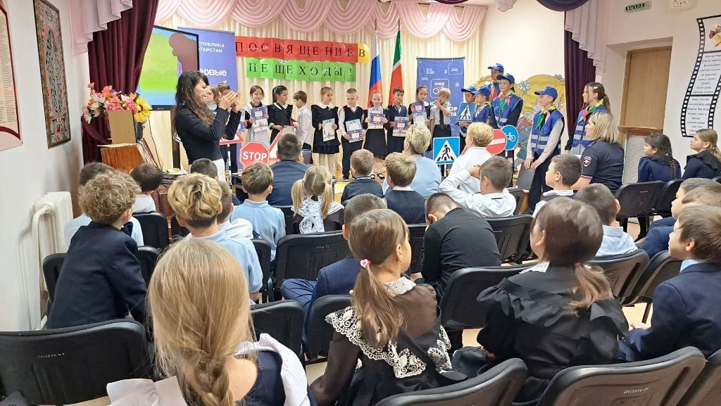 Посвящение в пешеходы Первоклассники Пелевской школы сдали экзамен на знание ПДД