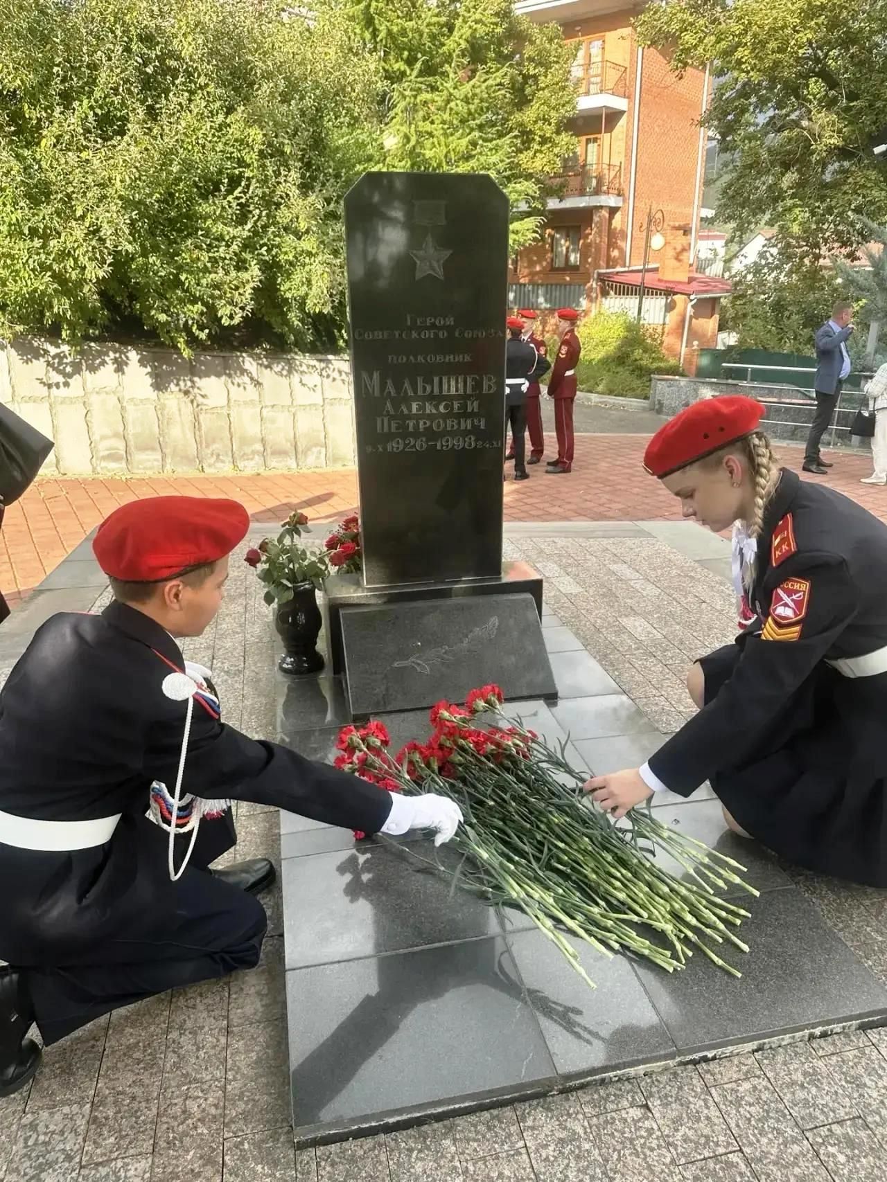 Столбищенские кадеты почтили память Героя А.П. Малышева на его 100-летии в Сочи