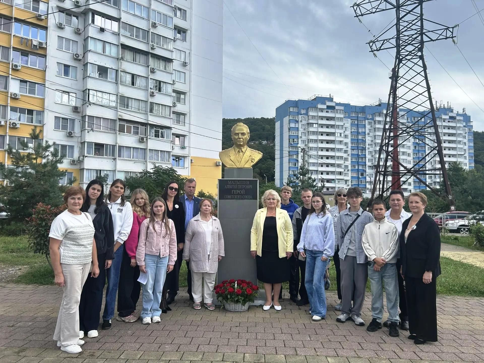 Столбищенские кадеты почтили память Героя А.П. Малышева на его 100-летии в Сочи