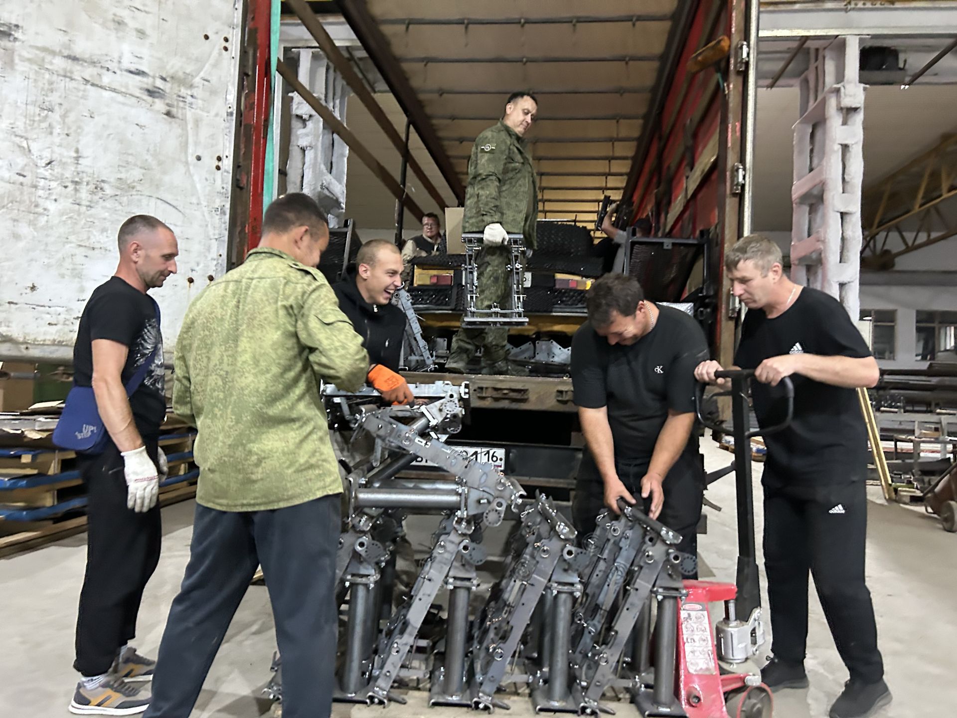 38‑й гуманитарный груз из Лаишевского района: «Нива» и ВАЗ‑2101 ушли на передовую