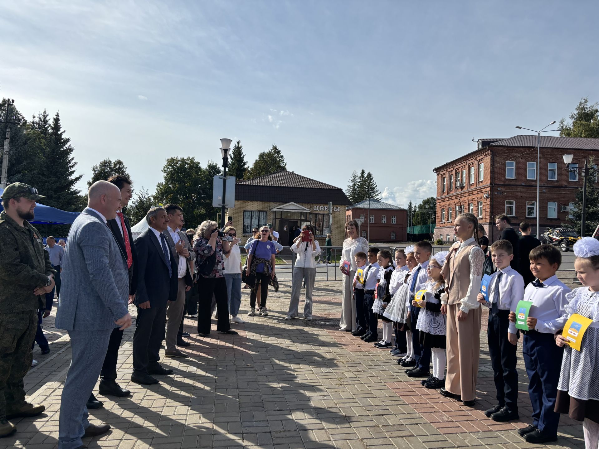 Глава района Ильдус Зарипов оценил мастерство местных ремесленников в День города