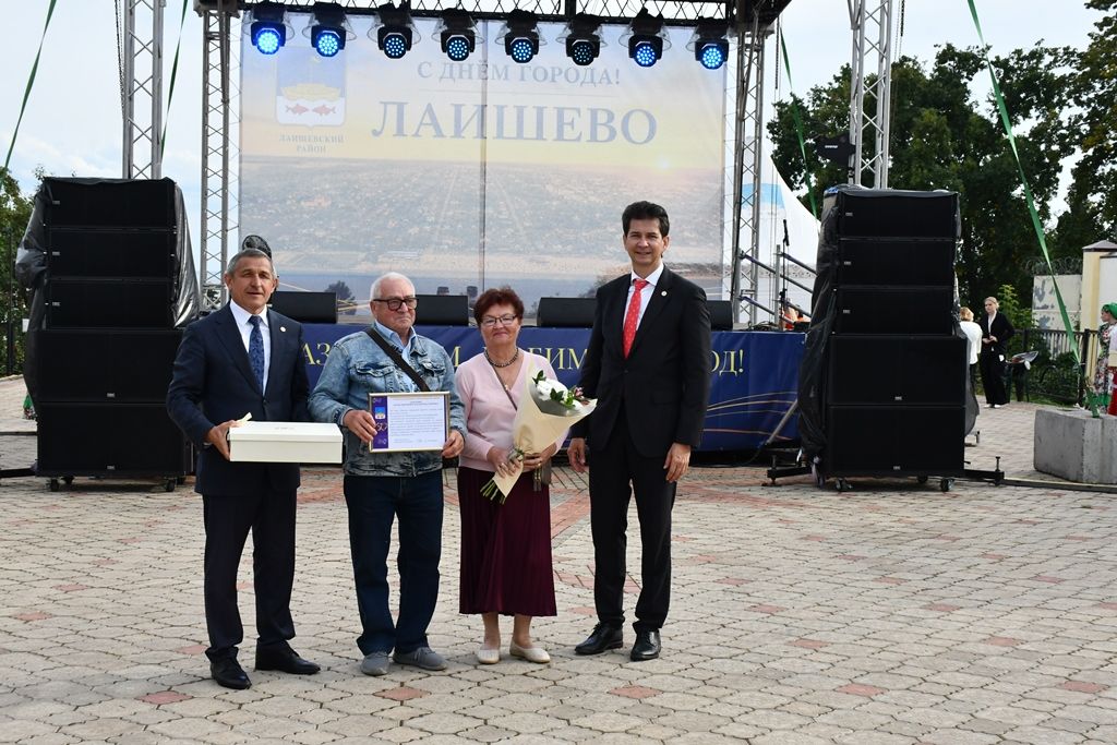 На Дне города наградили семейные пары, супружеский стаж которых 50 и более лет