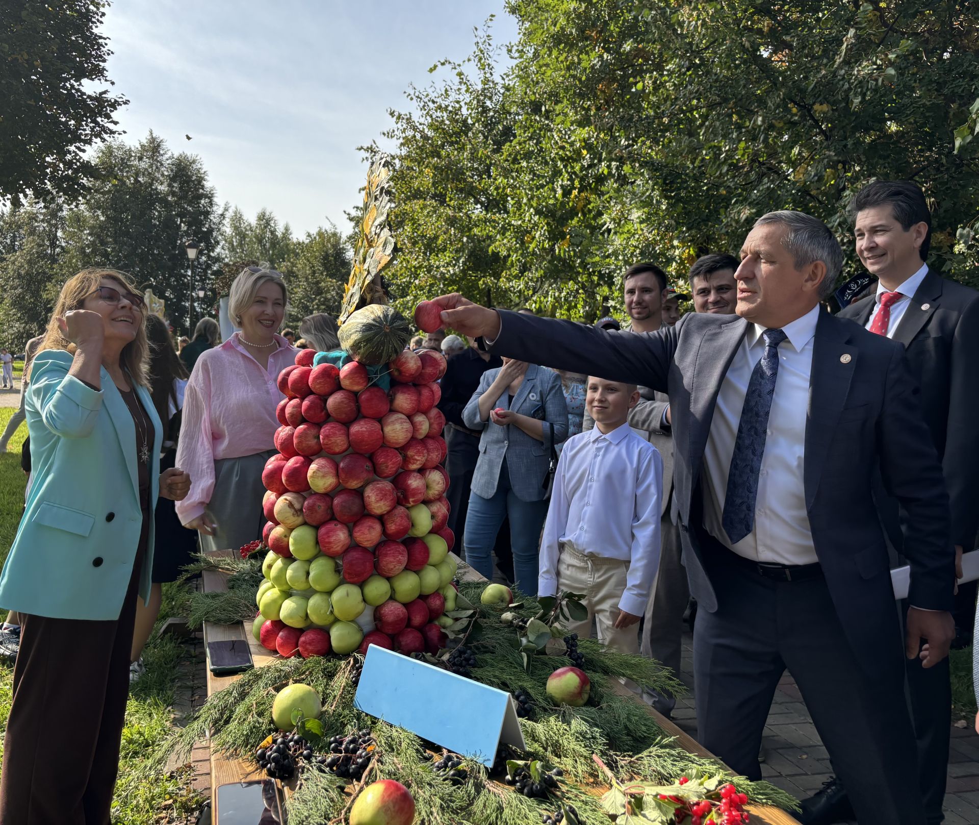 Глава района Ильдус Зарипов оценил мастерство местных ремесленников в День города