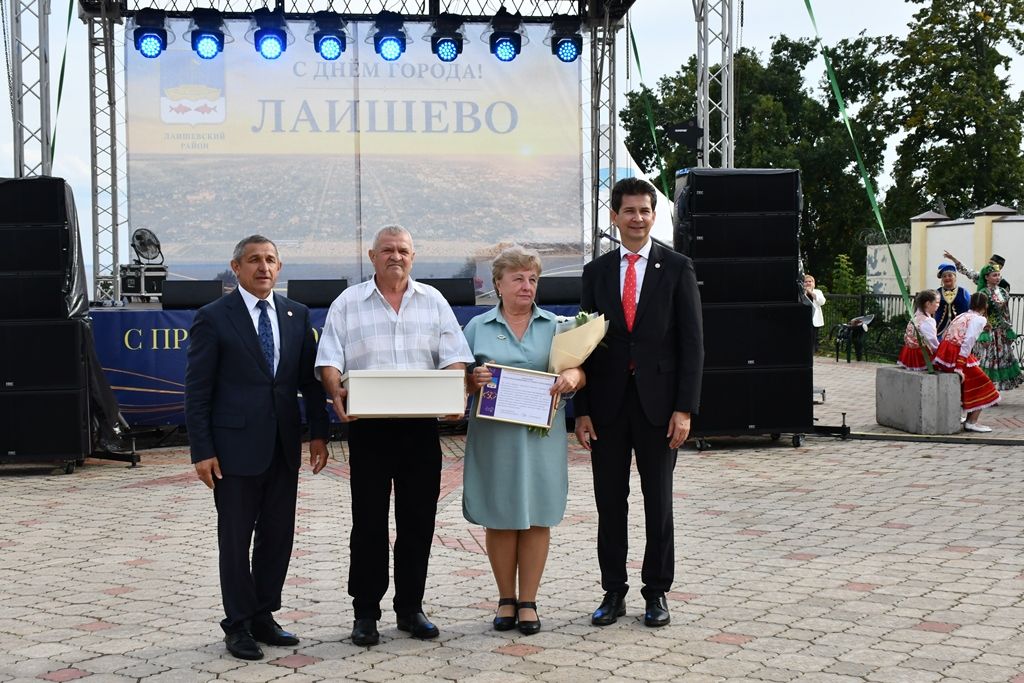 На Дне города наградили семейные пары, супружеский стаж которых 50 и более лет