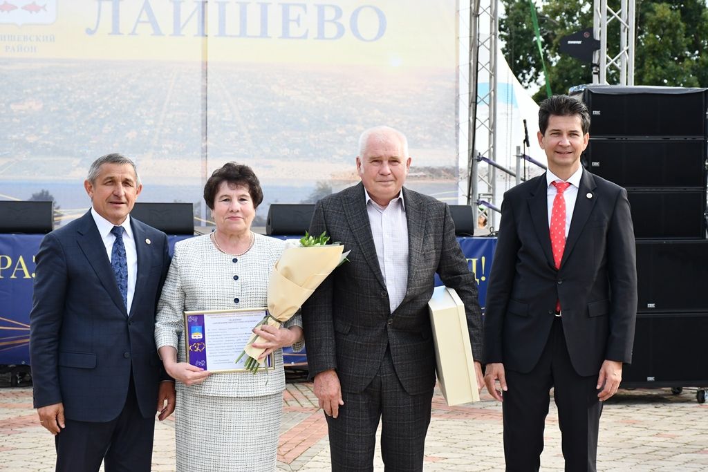 На Дне города наградили семейные пары, супружеский стаж которых 50 и более лет