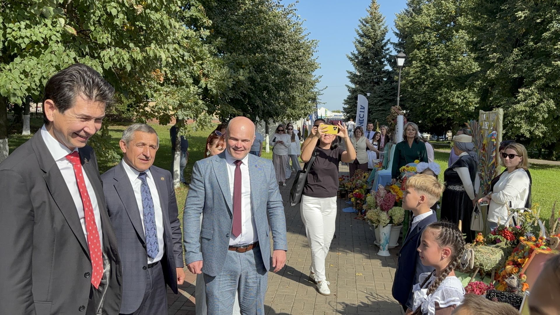Глава района Ильдус Зарипов оценил мастерство местных ремесленников в День города