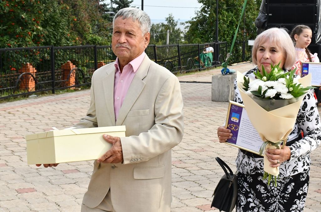 На Дне города наградили семейные пары, супружеский стаж которых 50 и более лет