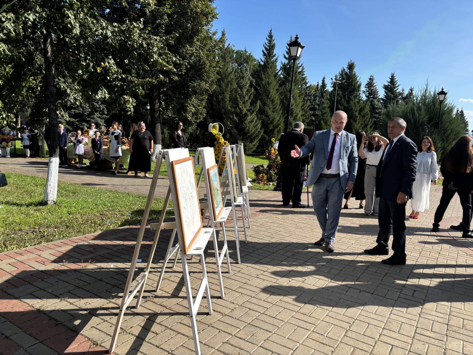 Глава района Ильдус Зарипов оценил мастерство местных ремесленников в День города