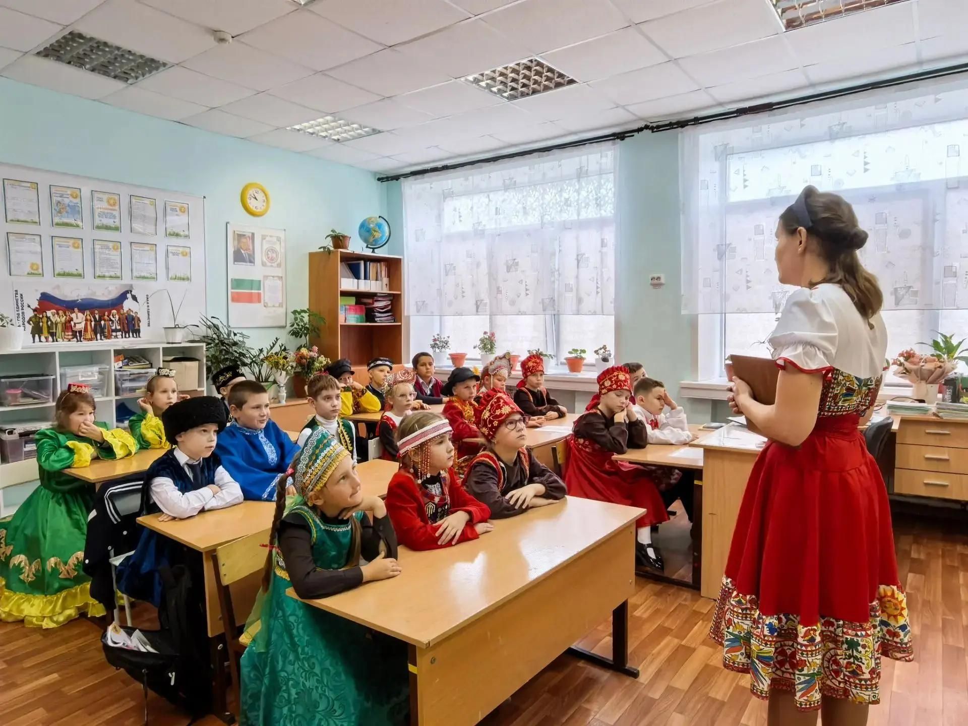 Орловские школьники присоединились к празднованию Дня языков народов России