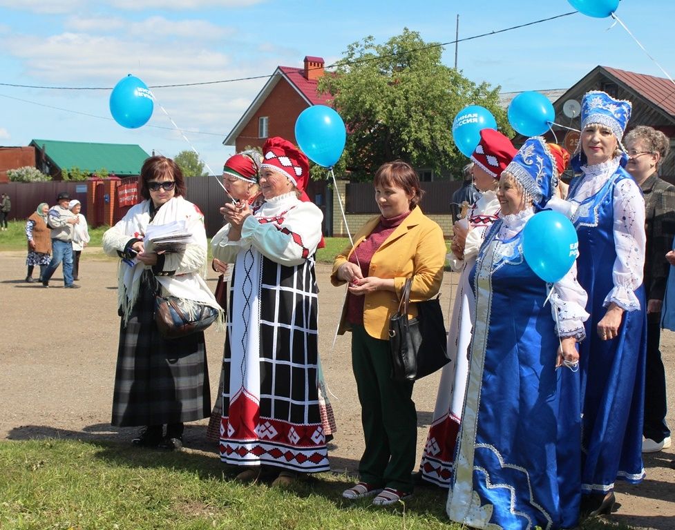 Каравон-2019. Народ танцует и поет, играет и водит хоровод. Фото Людмилы Никифоровой